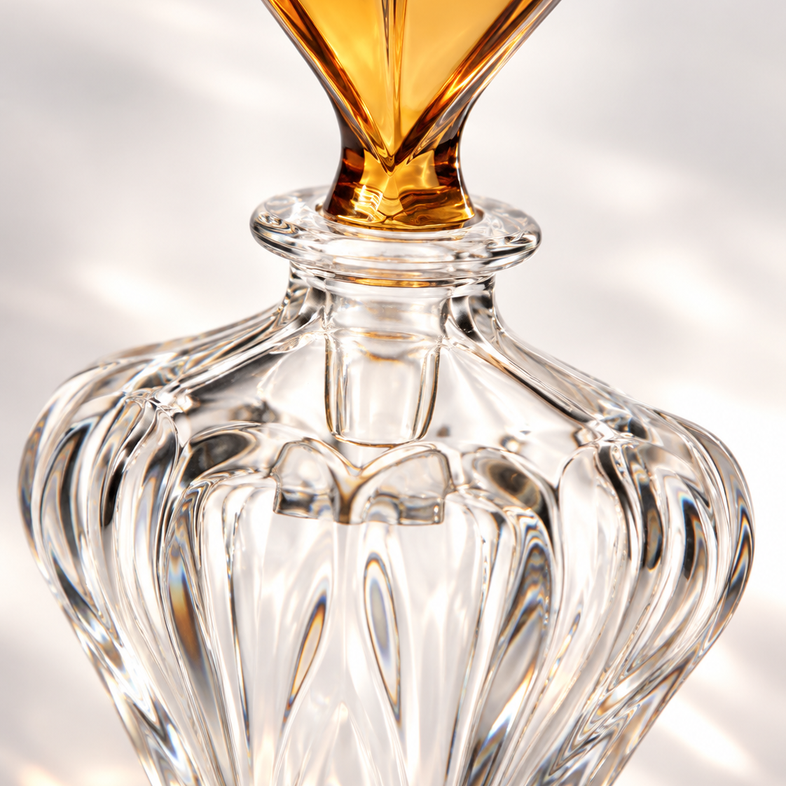 Coeur Footed Perfume Flacon - Amber, Close-up