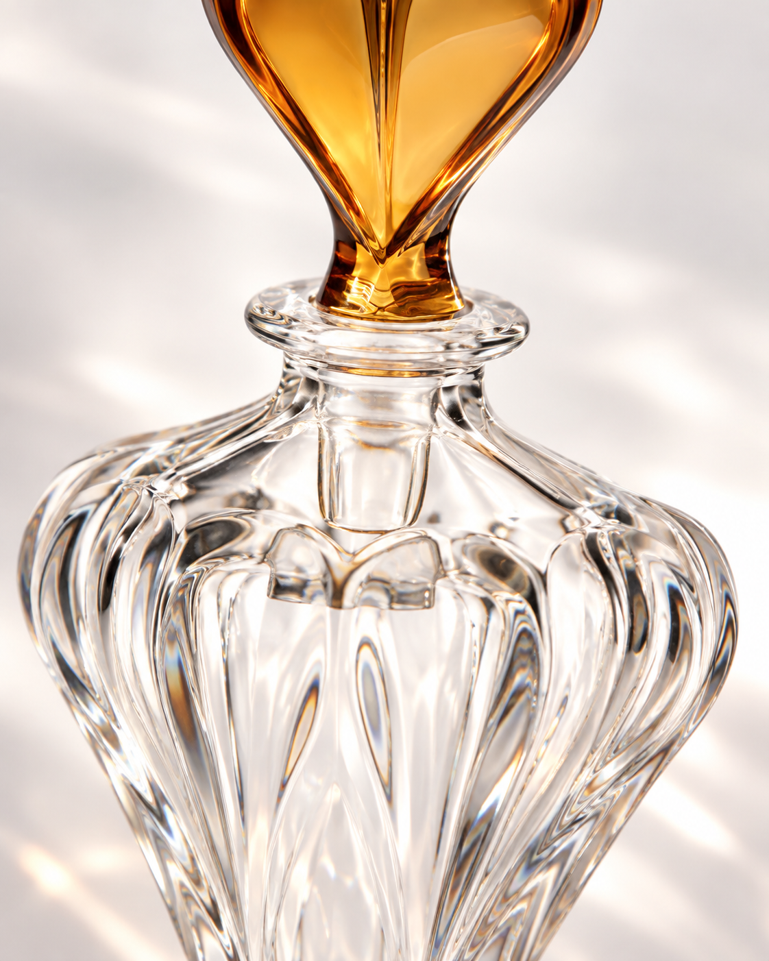 Coeur Footed Perfume Flacon - Amber, Close-up