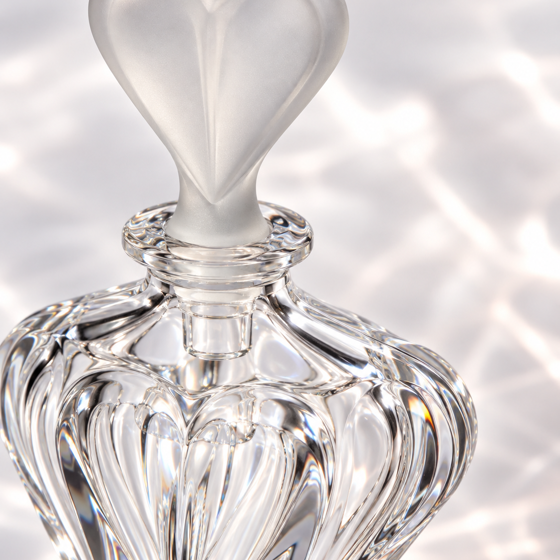 Coeur Footed Perfume Flacon - Mat, Close-up