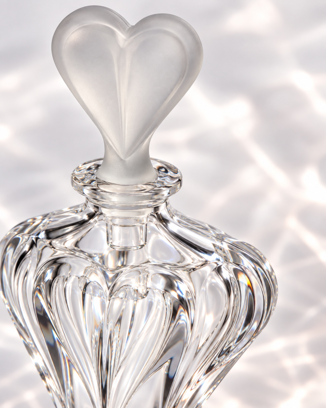 Coeur Footed Perfume Flacon - Mat, Close-up