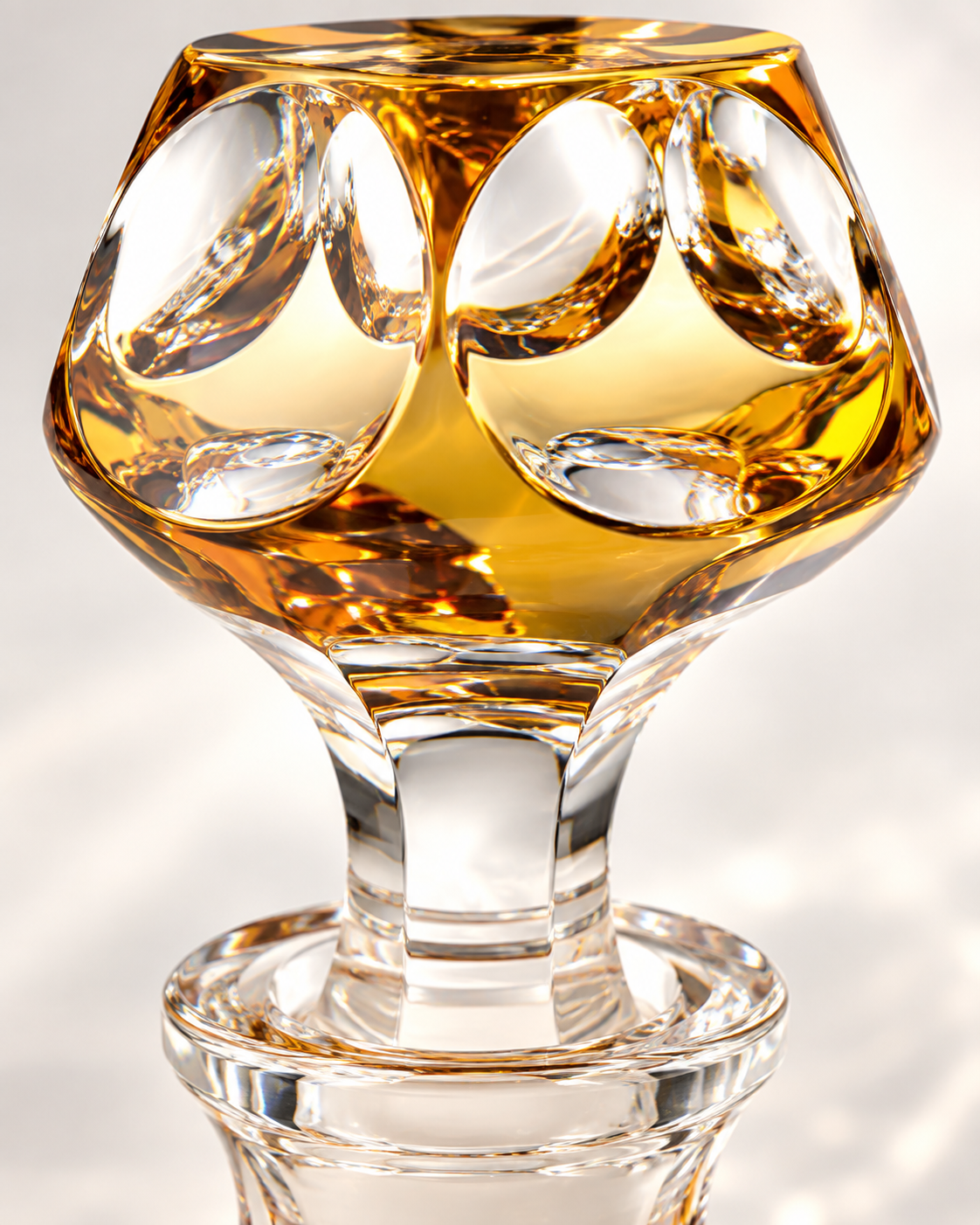 Comtesse Perfume Flacon - Amber, Close-up