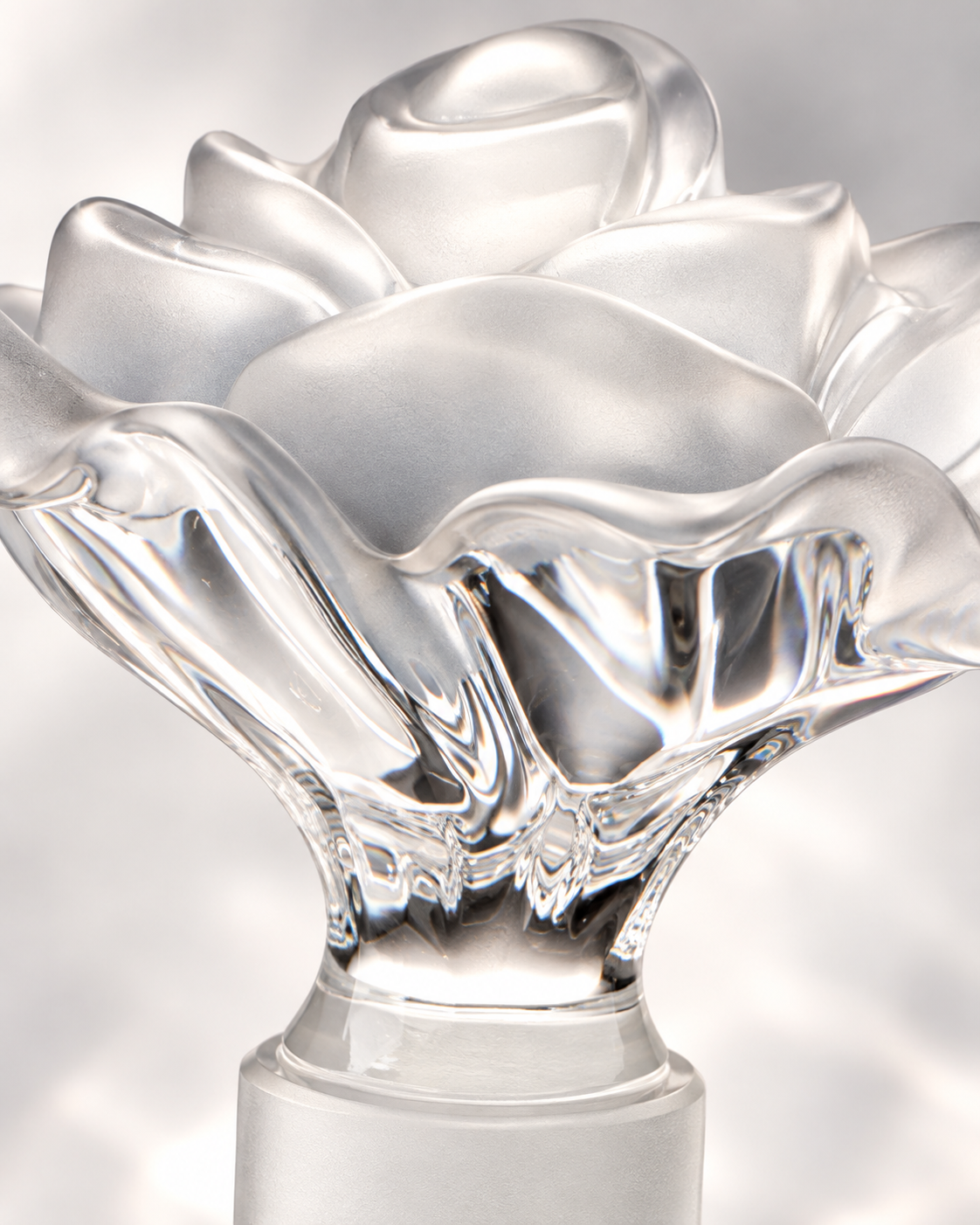 Grand Dome Perfume Flacon, Star Cut - Clear, Close-up